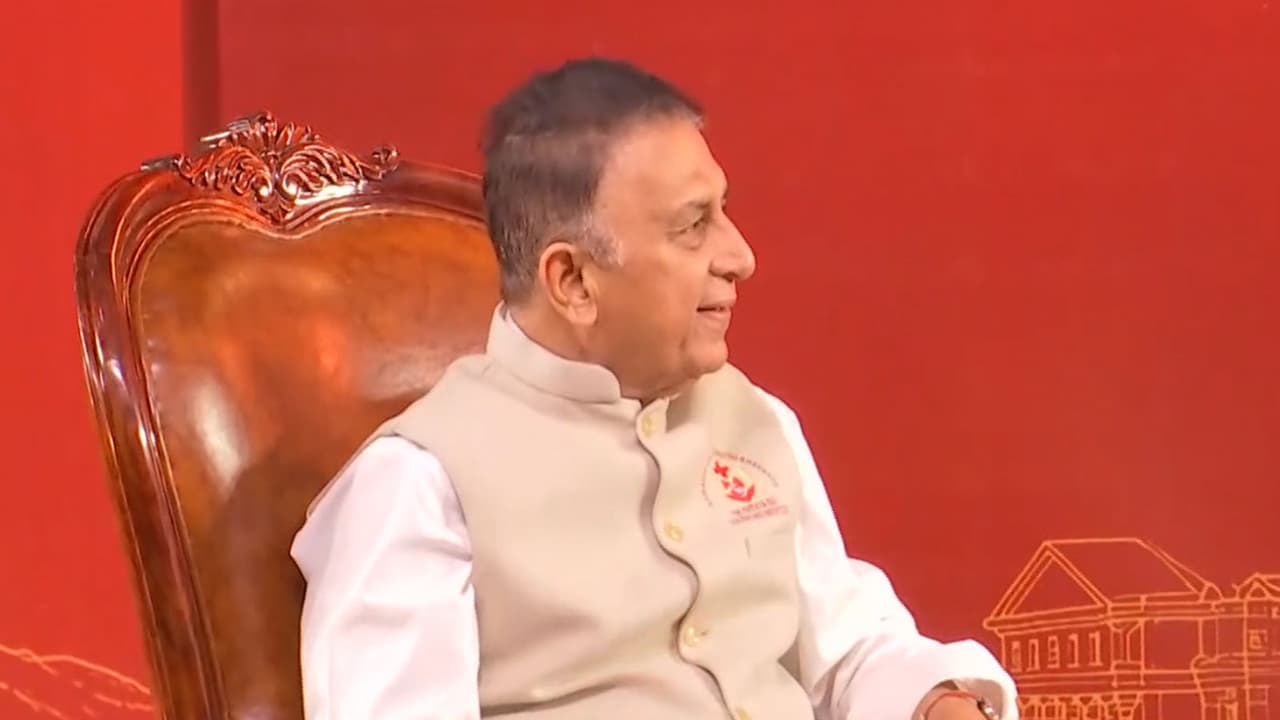 गावसकर यांची 'तिसरी इनिंग': मोफत हृदय शस्त्रक्रियेचं समाधान