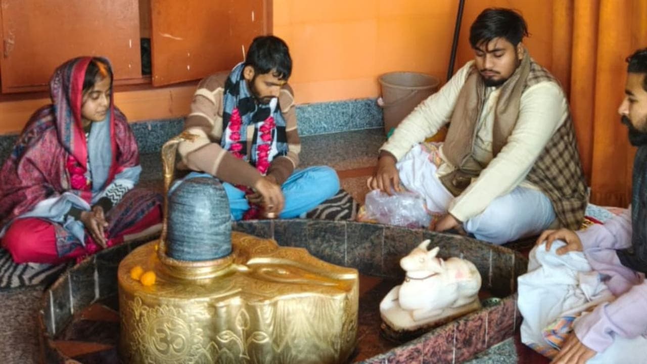 सोशल मीडिया पर हुई दोस्ती, मंदिर में मुस्लिम लड़की ने लिए फेरे: UP की वायरल  प्रेम कहानी | Amethi Raebareli Interfaith Love Marriage Instagram | Asianet  News Hindi