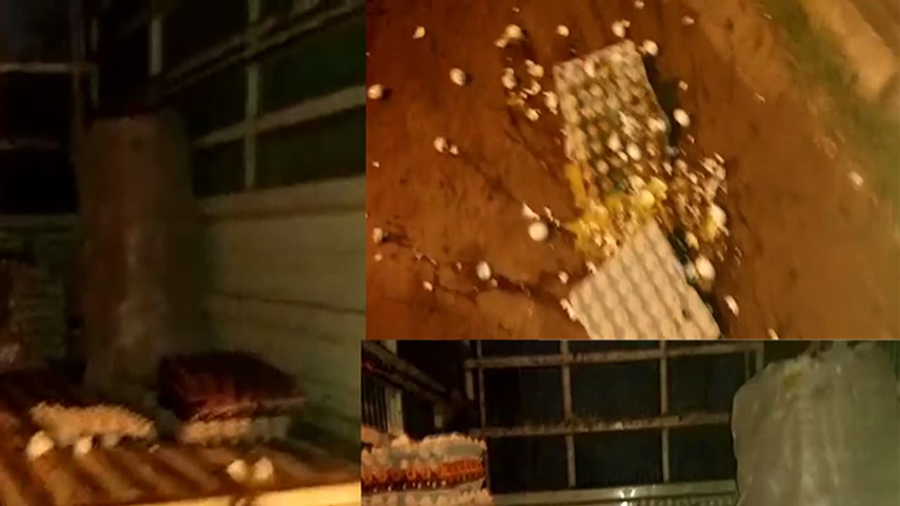 ಪ್ಲಾಸ್ಟಿಕ್ ಮೊಟ್ಟೆ ಸಾಗಿಸುತ್ತಿದ್ದ ಟೆಂಪೋ ಮೇಲೆ ದಾಳಿ ನಡೆಸಿ ಮೊಟ್ಟೆಗಳನ್ನು ನಾಶಪಡಿಸಿದ ಸಾರ್ವಜನಿಕರು