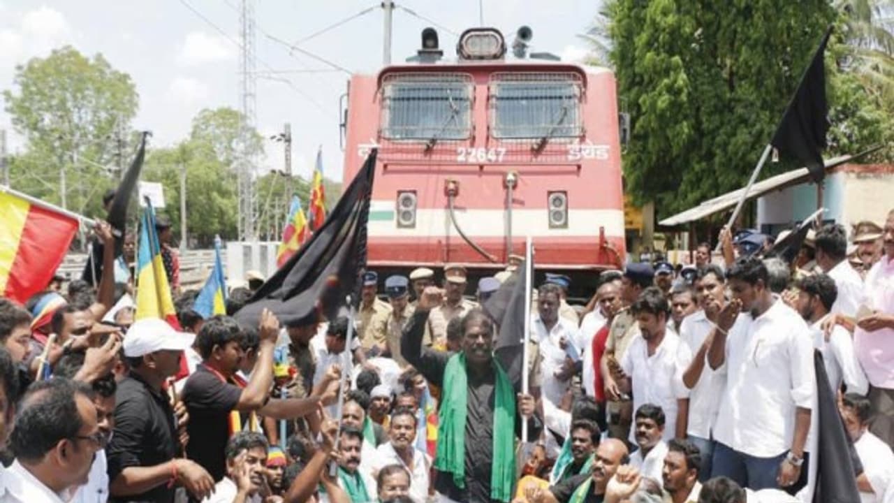 பாமக வின் முழு அடைப்பு போராட்டம்; இரயில் மறியல் நடத்தியும் மத்திய அரசுக்கு கடும் எதிர்ப்பு... பாமக வின் முழு அடைப்பு போராட்டம்; இரயில் மறியல் நடத்தியும் மத்திய அரசுக்கு கடும் எதிர்ப்பு...