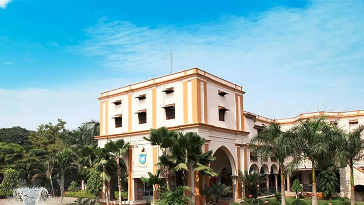 నిజాం కాలేజీలో విద్యార్ధుల ఆందోళన: కొత్త హస్టల్ భవనం కేటాయింపుపై నిరసనలు నిజాం కాలేజీలో విద్యార్ధుల ఆందోళన: కొత్త హస్టల్ భవనం కేటాయింపుపై నిరసనలు