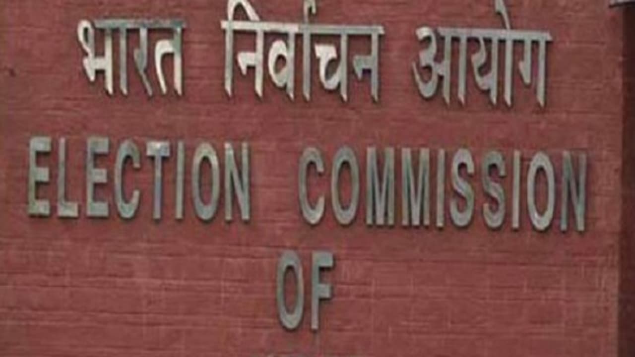 தேர்தல் ஆணையத்தில் அடுக்கடுக்காக ஆவணங்களைத் தாக்கல் செய்த அதிமுக ஆறு பேர்! தேர்தல் ஆணையத்தில் அடுக்கடுக்காக ஆவணங்களைத் தாக்கல் செய்த அதிமுக ஆறு பேர்!