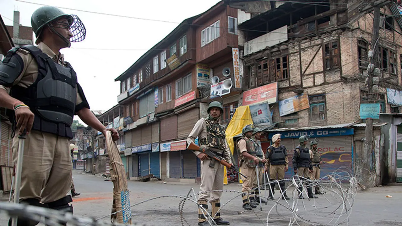 ৩৭০ ধারা বিলুপ্তির এক বছর, বর্ষপূর্তির প্রাক্কালে জঙ্গি হামলা রুখতে শ্রীনগরে জারি হল কারফিউ ৩৭০ ধারা বিলুপ্তির এক বছর, বর্ষপূর্তির প্রাক্কালে জঙ্গি হামলা রুখতে শ্রীনগরে জারি হল কারফিউ