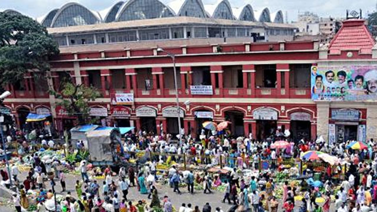 Bengaluru Market ಕೊರೋನಾ ಕಾರಣ ಕೆಆರ್ ಮಾರುಕಟ್ಟೆ ವಿವಿಧೆಡೆಗೆ ಸ್ಥಳಾಂತರ, ವ್ಯಾಪಾರಿಗಳಿಗೆ ಸಂಕಷ್ಟ! Bengaluru Market ಕೊರೋನಾ ಕಾರಣ ಕೆಆರ್ ಮಾರುಕಟ್ಟೆ ವಿವಿಧೆಡೆಗೆ ಸ್ಥಳಾಂತರ, ವ್ಯಾಪಾರಿಗಳಿಗೆ ಸಂಕಷ್ಟ!