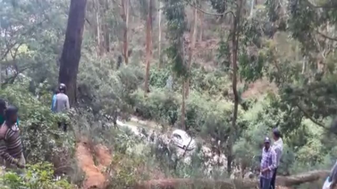 15 அடி பள்ளத்தில் பள்ளி வேன் கவிழ்ந்து விபத்து டிரைவர் பலி; 5 மாணவர்கள் படுகாயம்... 15 அடி பள்ளத்தில் பள்ளி வேன் கவிழ்ந்து விபத்து டிரைவர் பலி; 5 மாணவர்கள் படுகாயம்...