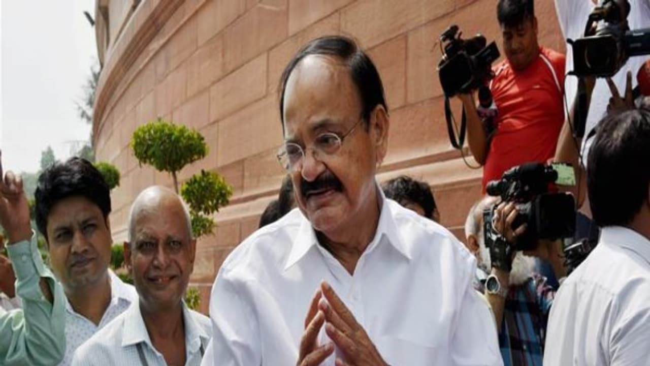 "அரசியலில் இருந்து விலகுவேன்" வெங்கையா நாயுடு உருக்கம்!! "அரசியலில் இருந்து விலகுவேன்" வெங்கையா நாயுடு உருக்கம்!!