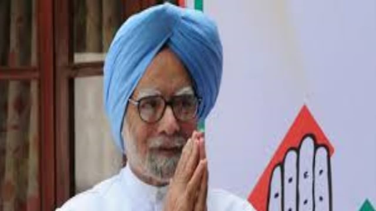 மன்மோகன் சிங் காலில் விழுந்து மன்னிப்புக் கேட்ட கிரிக்கெட் வீரர்!! ஏன் தெரியுமா? மன்மோகன் சிங் காலில் விழுந்து மன்னிப்புக் கேட்ட கிரிக்கெட் வீரர்!! ஏன் தெரியுமா?