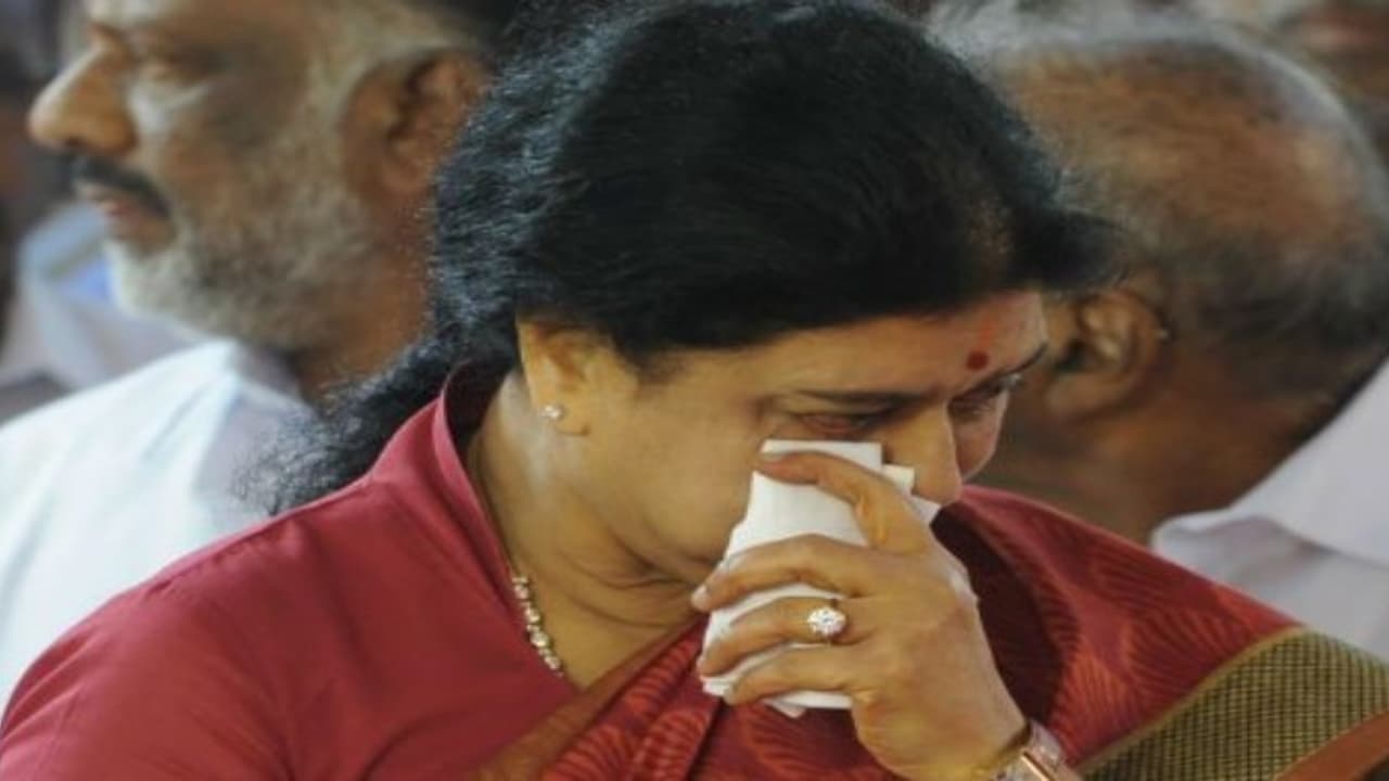 "என்னை கைவிட்டு விடாதீர்கள்”... சிறை வைக்கப்பட்ட எம்எல்ஏக்களிடம் சசிகலா உருக்கம்....!!! "என்னை கைவிட்டு விடாதீர்கள்”... சிறை வைக்கப்பட்ட எம்எல்ஏக்களிடம் சசிகலா உருக்கம்....!!!