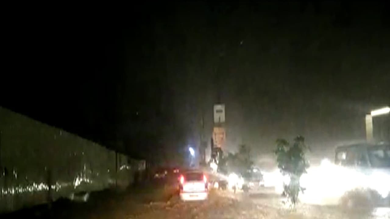 ಬರಗಾಲದಿಂದ ತತ್ತರಿಸಿದ್ದ ಜಿಲ್ಲೆಗಳಲ್ಲಿ ಭಾರೀ ಮಳೆ: ಬಾಗೇಪಲ್ಲಿಯಲ್ಲಿ 15 ವರ್ಷದ ಬಳಿಕ ದಾಖಲೆ ಮಳೆ ಬರಗಾಲದಿಂದ ತತ್ತರಿಸಿದ್ದ ಜಿಲ್ಲೆಗಳಲ್ಲಿ ಭಾರೀ ಮಳೆ: ಬಾಗೇಪಲ್ಲಿಯಲ್ಲಿ 15 ವರ್ಷದ ಬಳಿಕ ದಾಖಲೆ ಮಳೆ