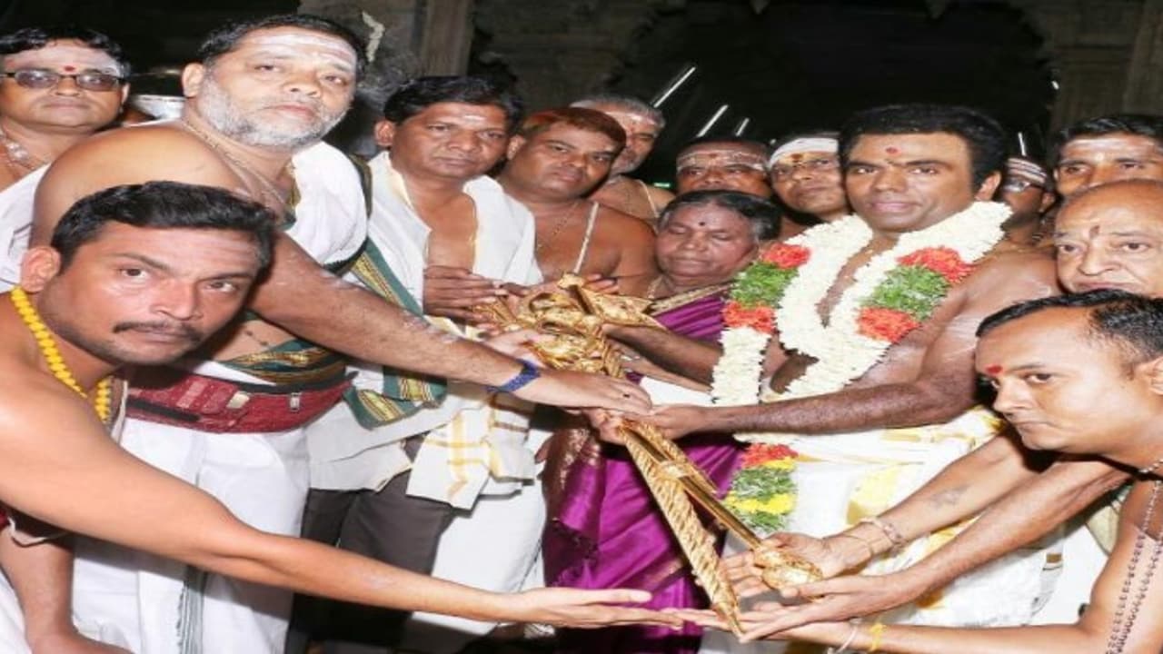 ஒரு கோடி ரூபாய் மதிப்பில் தங்கவேல், சேவற்கொடி.. திருச்செந்தூர் கோவிலுக்கு வழங்கினார் சரவணா ஸ்டோர்ஸ் அதிபர் ஒரு கோடி ரூபாய் மதிப்பில் தங்கவேல், சேவற்கொடி.. திருச்செந்தூர் கோவிலுக்கு வழங்கினார் சரவணா ஸ்டோர்ஸ் அதிபர்