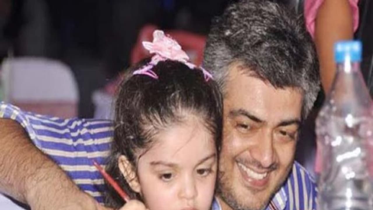 அஜித் மகளை வைத்து அரசியல்... உச்சக்கட்ட கோபத்தில் ரசிகர்கள்..! அஜித் மகளை வைத்து அரசியல்... உச்சக்கட்ட கோபத்தில் ரசிகர்கள்..!