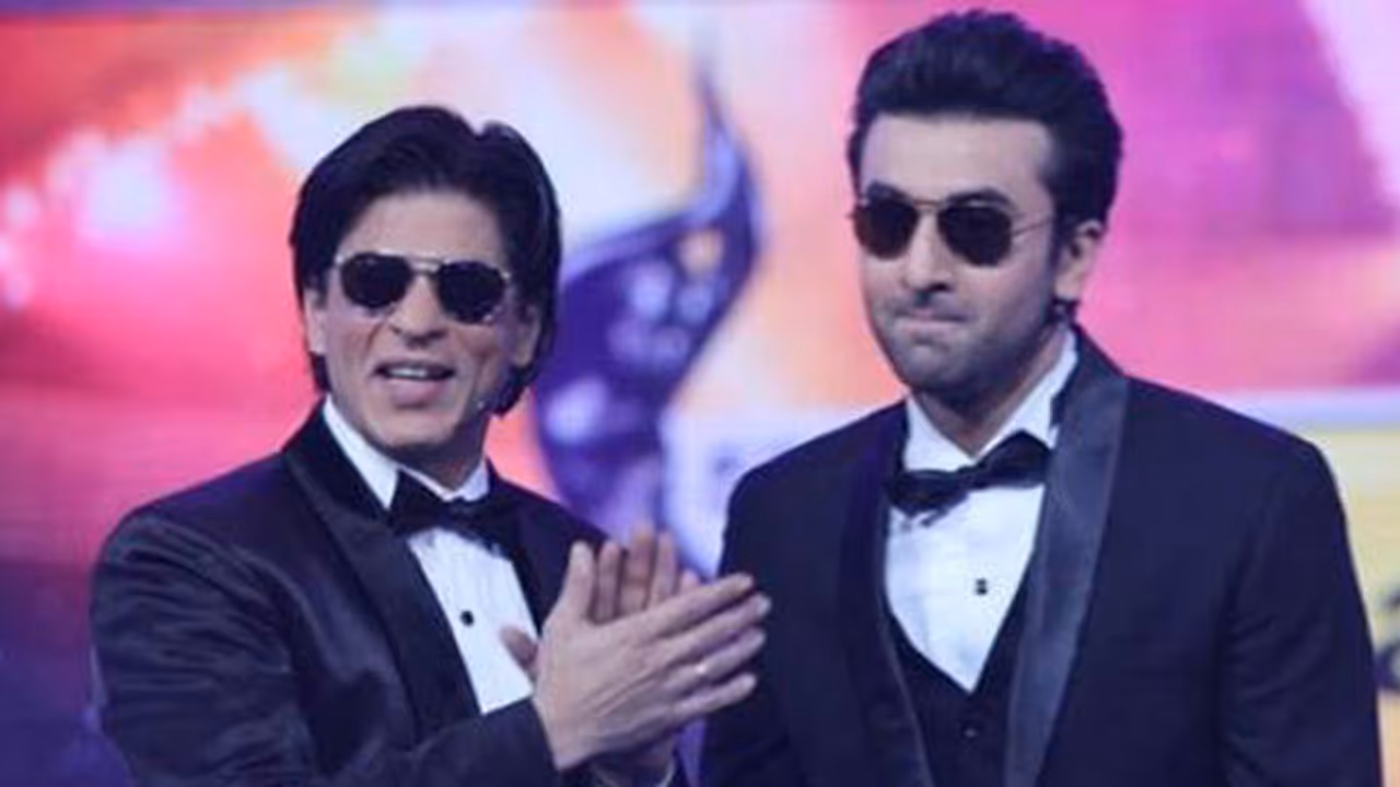 ഷാരൂഖിനൊപ്പം രണ്ബിറിന്റെ ഡാന്സ്, വീഡിയോ വൈറലാകുന്നു ഷാരൂഖിനൊപ്പം രണ്ബിറിന്റെ ഡാന്സ്, വീഡിയോ വൈറലാകുന്നു