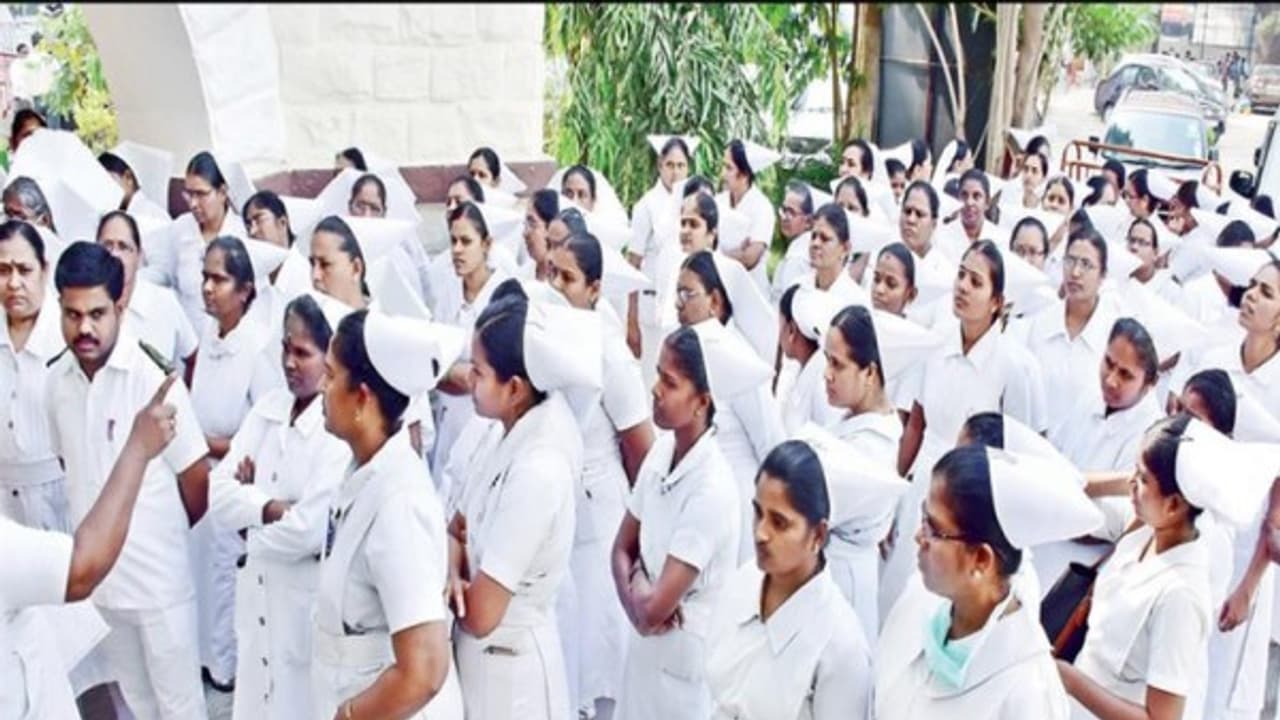 அரசு மருத்துவமனையில் அடுக்கடுக்காக பிரச்சனைகளை சந்திக்கும் செவிலியர்கள்; டீனை முற்றுகையிட்டு முறையீடு... அரசு மருத்துவமனையில் அடுக்கடுக்காக பிரச்சனைகளை சந்திக்கும் செவிலியர்கள்; டீனை முற்றுகையிட்டு முறையீடு...