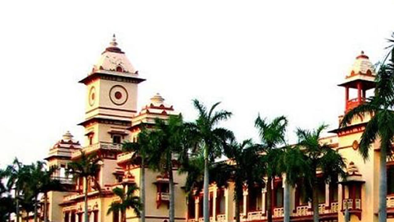 BHU: Police slaps notices against 13 students, security guards; Demands response within 3 days
