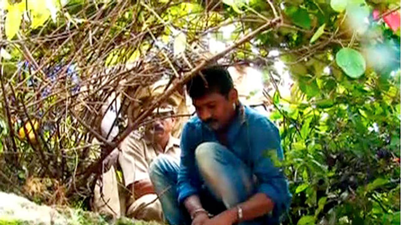 പ്ലസ്ടു വിദ്യാര്ത്ഥിനിയെ കൊന്ന കേസിലെ പ്രതിയെ തെളിവെടുപ്പിനെത്തിച്ചു; നാട്ടുകാരുടെ കൈയ്യേറ്റശ്രമം പ്ലസ്ടു വിദ്യാര്ത്ഥിനിയെ കൊന്ന കേസിലെ പ്രതിയെ തെളിവെടുപ്പിനെത്തിച്ചു; നാട്ടുകാരുടെ കൈയ്യേറ്റശ്രമം