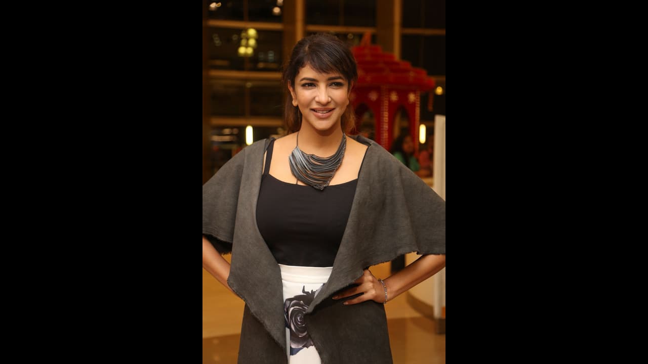 అంత సంతోషం ఎందుకు..?: మంచు లక్ష్మి ఫైర్ అంత సంతోషం ఎందుకు..?: మంచు లక్ష్మి ఫైర్