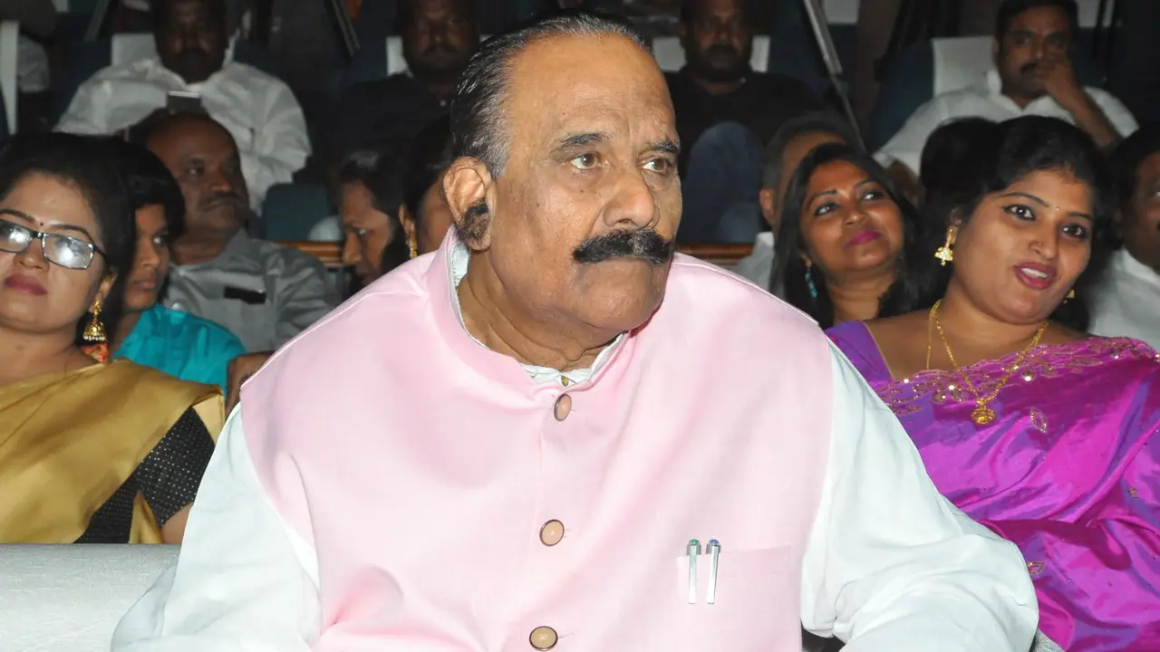 మాజీ హోంశాఖ మంత్రి నాయిని నర్సింహారెడ్డికి కరోనా: ప్రైవేట్ ఆసుపత్రిలో చేరిక మాజీ హోంశాఖ మంత్రి నాయిని నర్సింహారెడ్డికి కరోనా: ప్రైవేట్ ఆసుపత్రిలో చేరిక