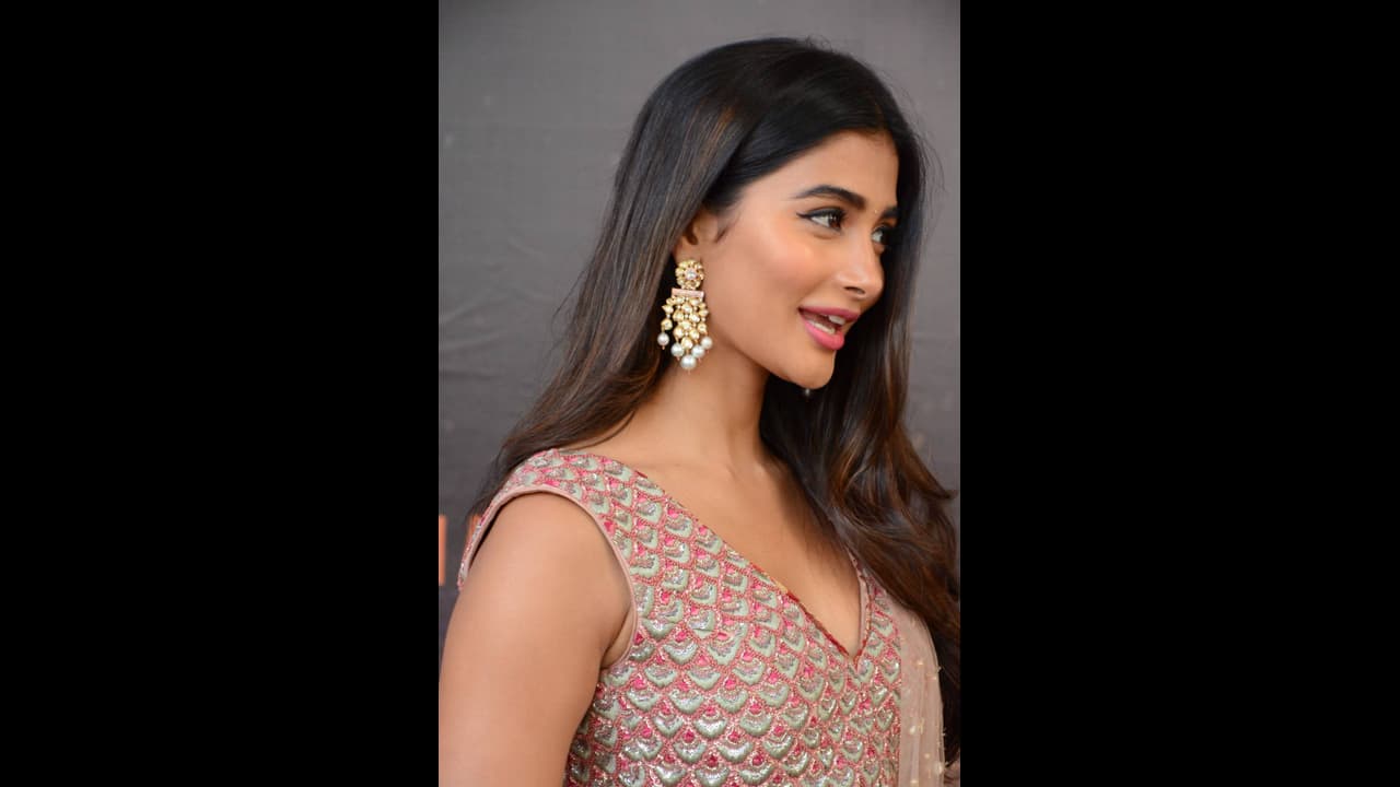 ಪೂಜಾ ಹೆಗ್ಡೆಯ ತರಲೆ ತಾಪತ್ರಯ ಪೂಜಾ ಹೆಗ್ಡೆಯ ತರಲೆ ತಾಪತ್ರಯ