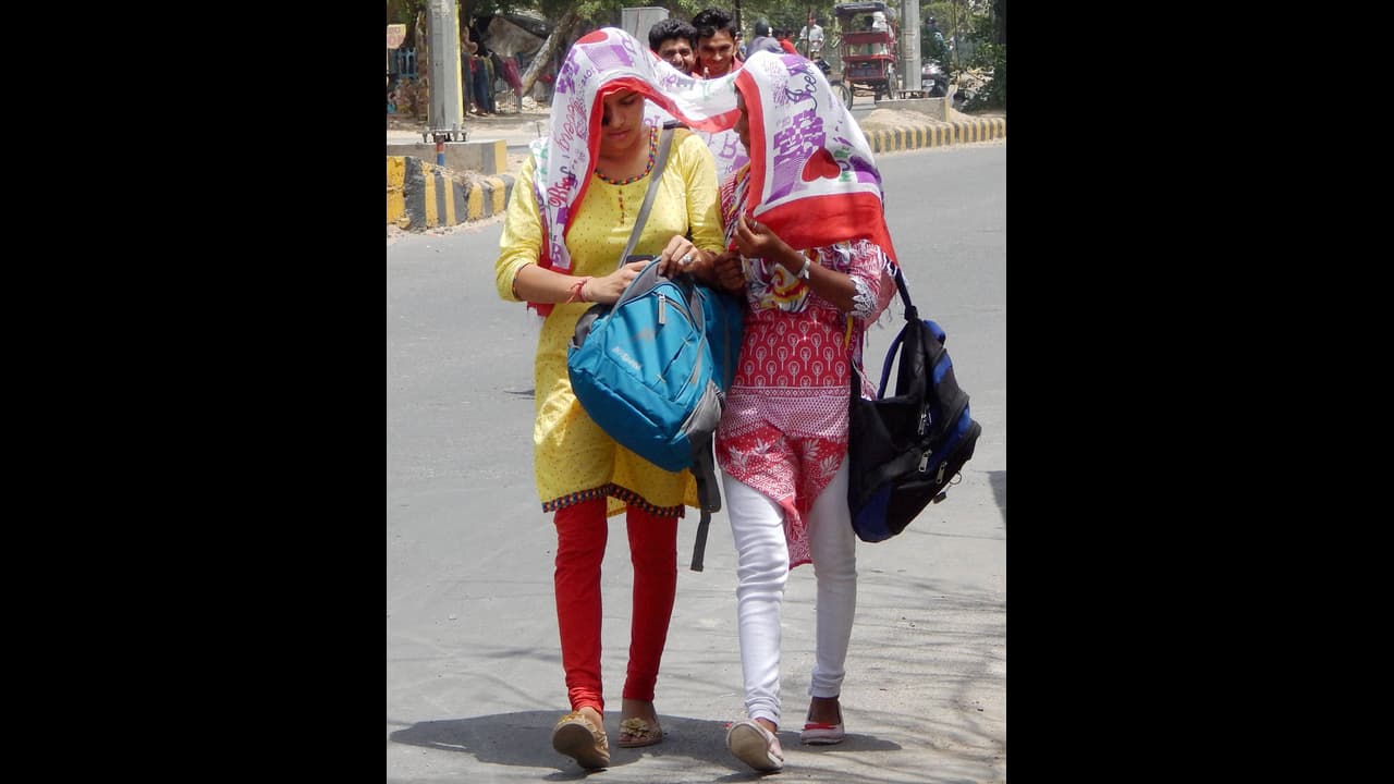 സൂര്യാഘാതം: മുന്നറിയിപ്പ് നാല് ദിവസത്തേക്ക് കൂടി നീട്ടി സൂര്യാഘാതം: മുന്നറിയിപ്പ് നാല് ദിവസത്തേക്ക് കൂടി നീട്ടി