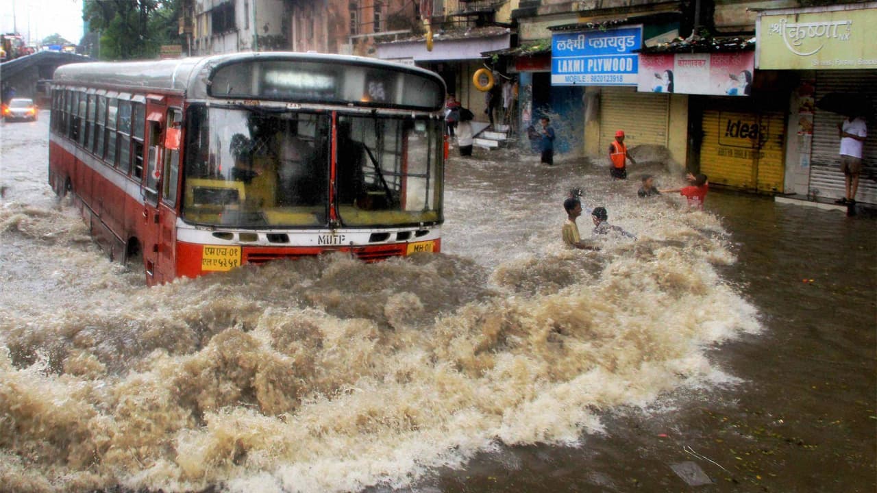 ముంబైలో దంచికొడుతున్న వానలు, నదుల్ని తలపిస్తున్న రోడ్లు (వీడియో) ముంబైలో దంచికొడుతున్న వానలు, నదుల్ని తలపిస్తున్న రోడ్లు (వీడియో)