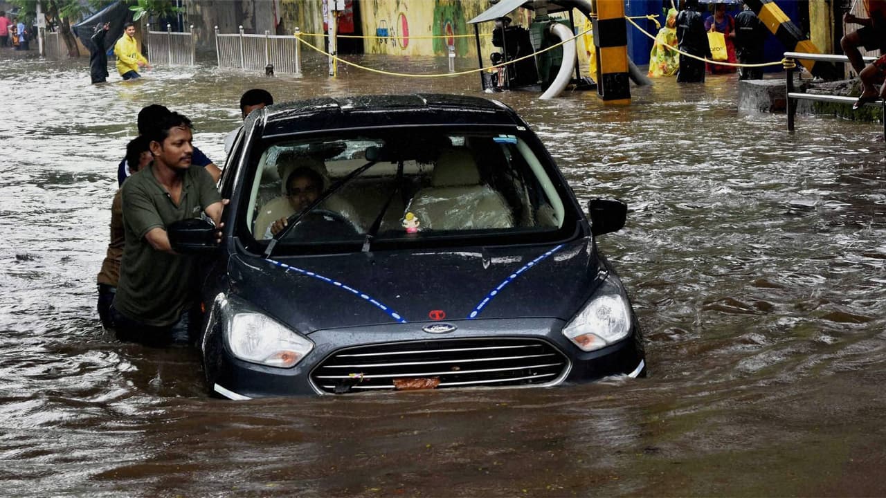 தத்தளிக்கும் மும்பை..! மீண்டும் கனமழை எச்சரிக்கையால் நடுக்கத்தில் மக்கள்...! தத்தளிக்கும் மும்பை..! மீண்டும் கனமழை எச்சரிக்கையால் நடுக்கத்தில் மக்கள்...!