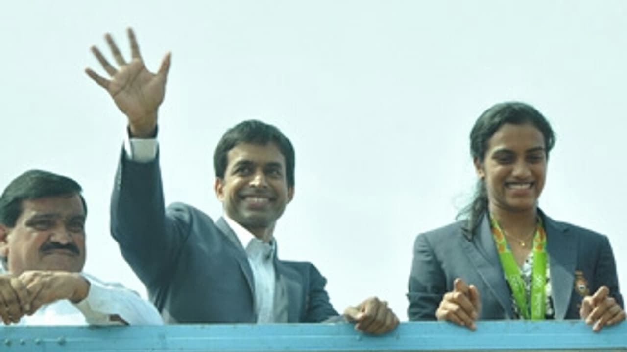 ಬ್ಯಾಡ್ಮಿಂಟನ್ ಗುರು ಗೋಪಿಚಂದ್ರಿಂದ ಕೊರೋನಾ ಸಂಕಷ್ಟಕ್ಕೆ 26 ಲಕ್ಷ ರುಪಾಯಿ ದೇಣಿಗೆ ಬ್ಯಾಡ್ಮಿಂಟನ್ ಗುರು ಗೋಪಿಚಂದ್ರಿಂದ ಕೊರೋನಾ ಸಂಕಷ್ಟಕ್ಕೆ 26 ಲಕ್ಷ ರುಪಾಯಿ ದೇಣಿಗೆ