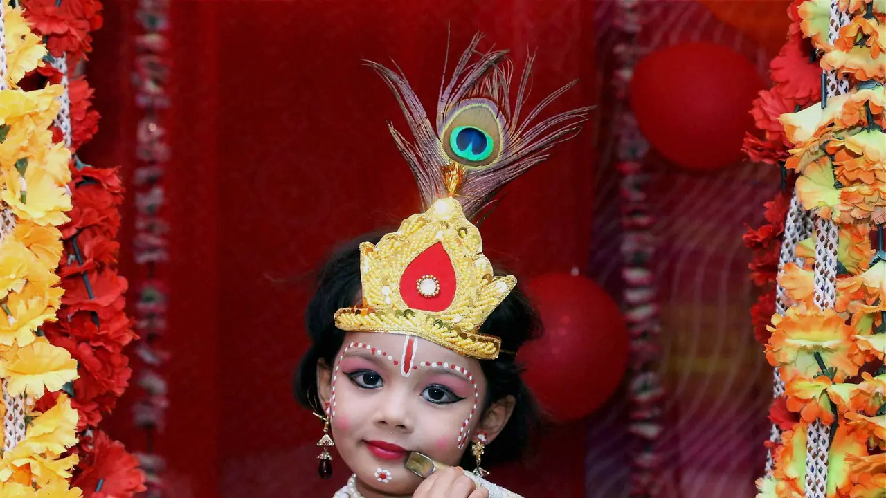 জন্মাষ্টমীতে আপনার সন্তানকে এভাবে গোপালের মত সাজান, সবাই প্রশংসা করবে