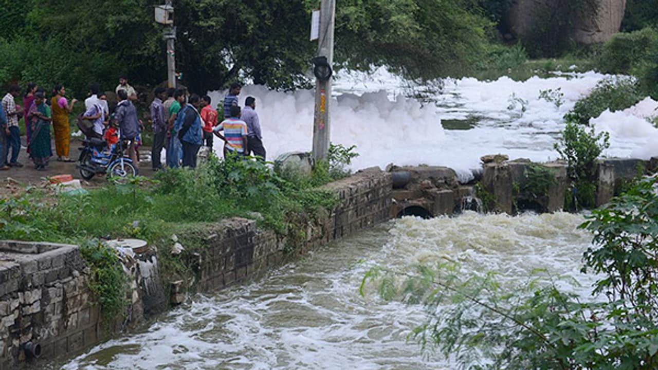 గులాబ్ ఎఫెక్ట్: పొంగిపొర్లుతున్న మూసీ... చాదర్‌ఘాట్ బ్రిడ్జిపై రాకపోకల నిలిపివేత, భారీగా ట్రాఫిక్ జాం