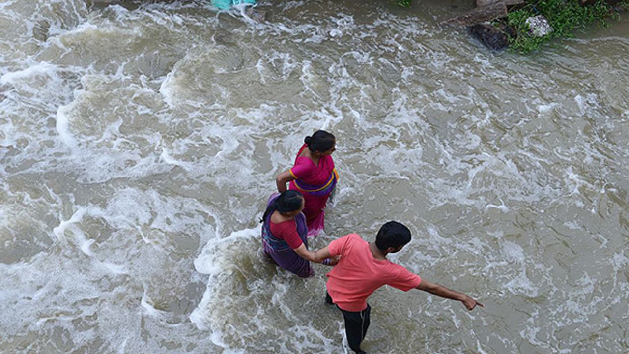 హైదరాబాద్ కు దగ్గర్లో తీవ్ర వాయుగుండం.. వాతావరణ శాఖ హెచ్చరిక.. హైదరాబాద్ కు దగ్గర్లో తీవ్ర వాయుగుండం.. వాతావరణ శాఖ హెచ్చరిక..