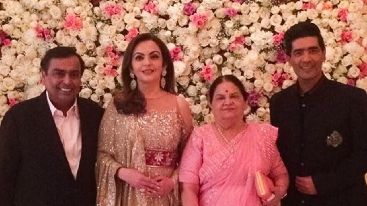 ఆకాష్ పెళ్లివేడుకలు: డ్యాన్స్తో అదరగొట్టిన నీతా అంబానీ (వీడియో) ఆకాష్ పెళ్లివేడుకలు: డ్యాన్స్తో అదరగొట్టిన నీతా అంబానీ (వీడియో)