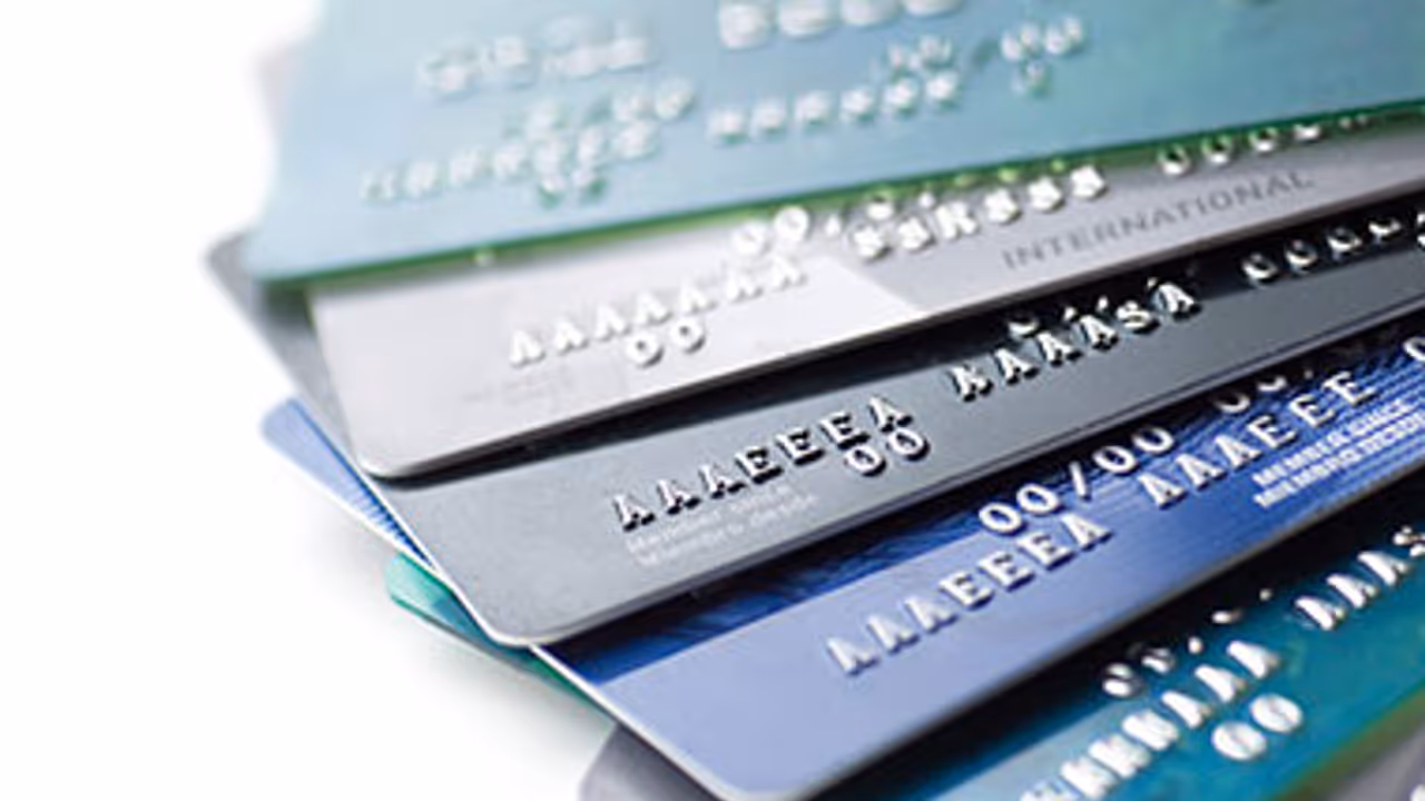 ഡെബിറ്റ് കാർഡ് ഉപയോഗിക്കുന്നവരാണോ? കൂടുതൽ പണം നൽകേണ്ടി വരും; വാർഷിക ഫീസ് ഉയർത്തി ഈ ബാങ്ക് 