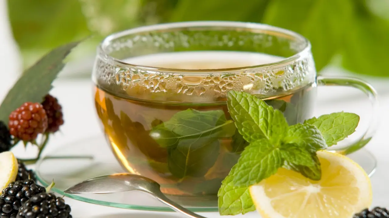 வாந்தியை கட்டுப்படுத்த எளிதான வீட்டு வைத்தியம்? வாந்தி நின்றவுடன் படுக்கலாமா?