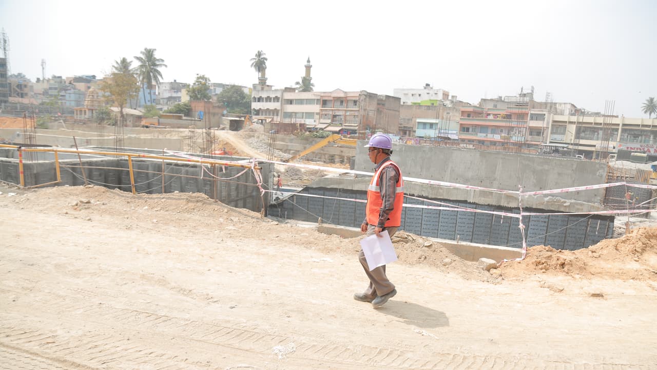 ತುಮಕೂರು: ಅವಾಂತರ ಸೃಸ್ಟಿಸ್ತಿದೆ ಸ್ಮಾರ್ಟ್ ಸಿಟಿ ಕಾಮಗಾರಿ, ಆಕ್ರೋಶ ತುಮಕೂರು: ಅವಾಂತರ ಸೃಸ್ಟಿಸ್ತಿದೆ ಸ್ಮಾರ್ಟ್ ಸಿಟಿ ಕಾಮಗಾರಿ, ಆಕ್ರೋಶ