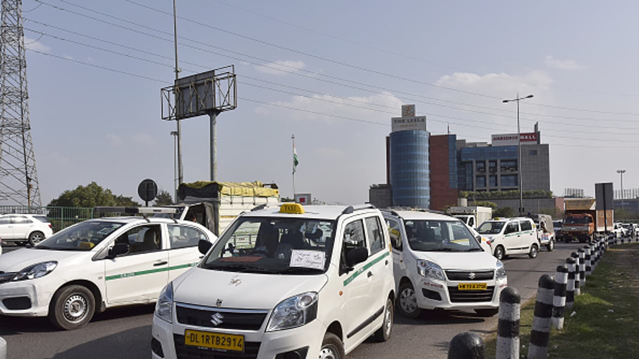 আজ OLA UBER ধর্মঘট, সপ্তাহের শুরুতেই ক্যাব ট্যাক্সি আকালের আশঙ্কায় চরম ভোগান্তি আজ OLA UBER ধর্মঘট, সপ্তাহের শুরুতেই ক্যাব ট্যাক্সি আকালের আশঙ্কায় চরম ভোগান্তি