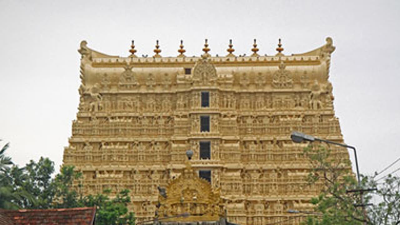 ആറ് വര്ഷത്തിന് ശേഷം ശ്രീപദ്മനാഭ സ്വാമി ക്ഷേത്രത്തിൽ ലക്ഷദീപം; നഗരത്തില് ഗതാഗത നിയന്ത്രണം ആറ് വര്ഷത്തിന് ശേഷം ശ്രീപദ്മനാഭ സ്വാമി ക്ഷേത്രത്തിൽ ലക്ഷദീപം; നഗരത്തില് ഗതാഗത നിയന്ത്രണം