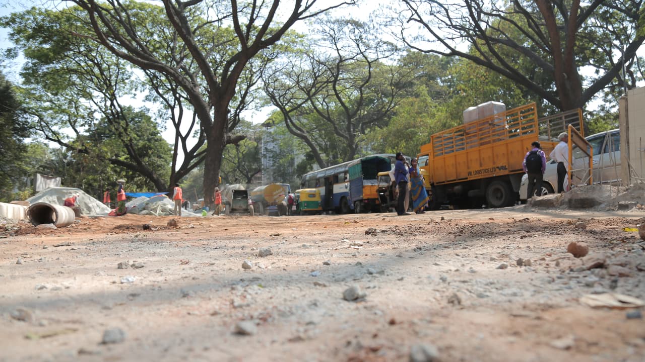 Bengaluru Road Repair : ಹೆಚ್ಚು ಹದಗೆಟ್ಟ ರಸ್ತೆಗೆ ಮೊದಲು ಡಾಂಬರು Bengaluru Road Repair : ಹೆಚ್ಚು ಹದಗೆಟ್ಟ ರಸ್ತೆಗೆ ಮೊದಲು ಡಾಂಬರು