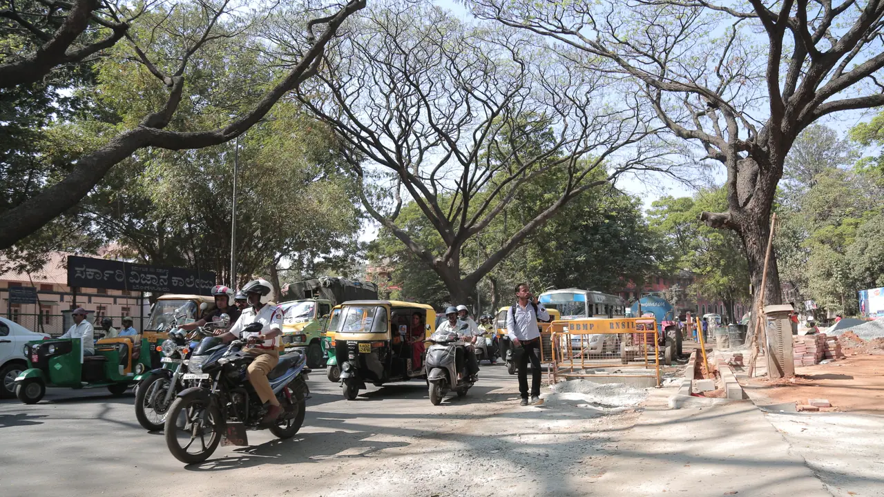 ಬೆಂಗಳೂರಲ್ಲಿ ಸ್ವಲ್ಪವೂ ಟ್ರಾಫಿಕ್ ಇಲ್ಲ : ವಾಹನಗಳೇ ಹೆಚ್ಚು ರೋಡಿಗಿಳಿಯುತ್ತಿಲ್ಲ ಬೆಂಗಳೂರಲ್ಲಿ ಸ್ವಲ್ಪವೂ ಟ್ರಾಫಿಕ್ ಇಲ್ಲ : ವಾಹನಗಳೇ ಹೆಚ್ಚು ರೋಡಿಗಿಳಿಯುತ್ತಿಲ್ಲ