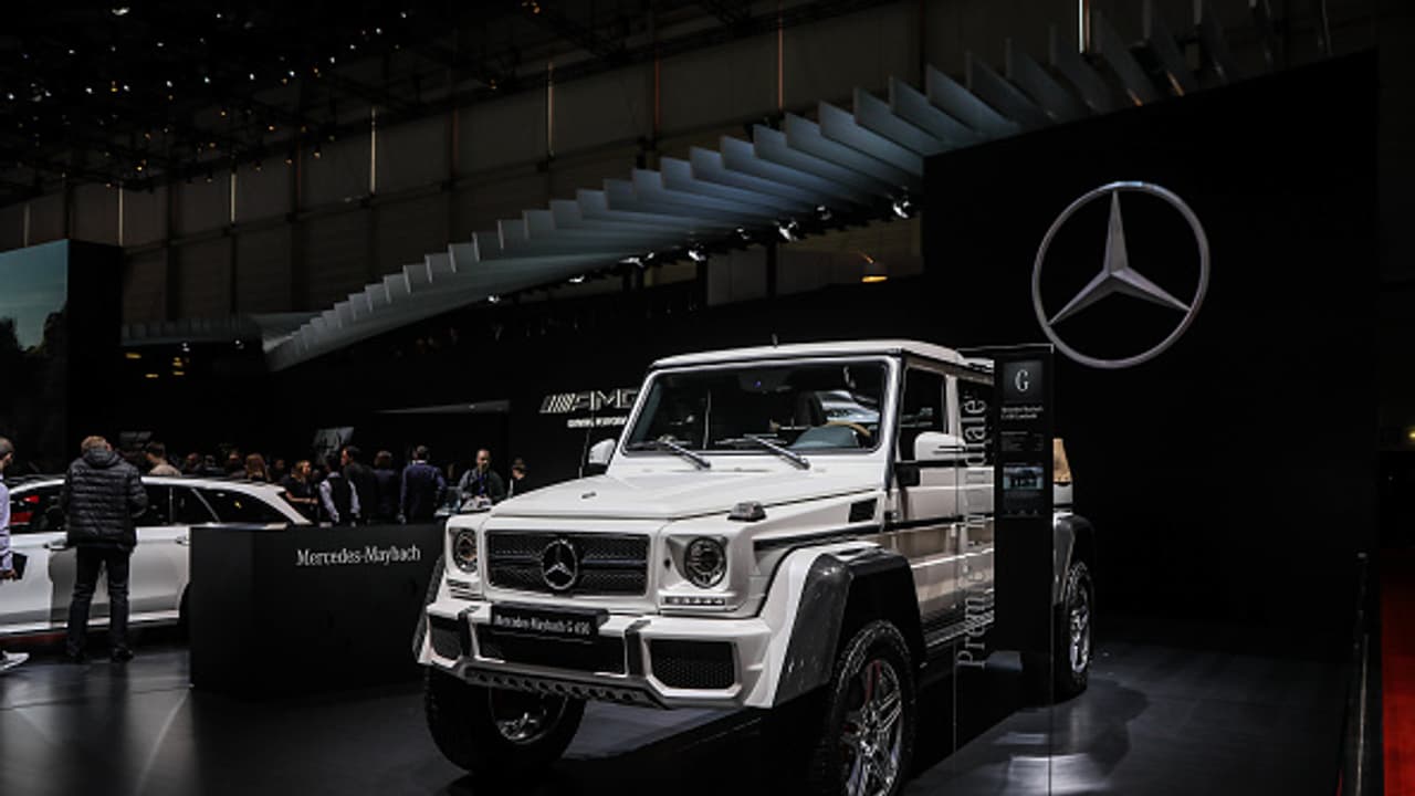 Mercedes Benz India में तेंदुए ने किया Supervision ! फिर रुकवा दिया काम, देखें दिलचस्प वाक्या