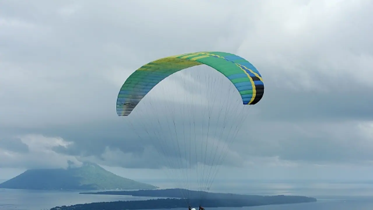 Paragliding tragedy: Hyderabad woman suffers fatal fall at Kullu, pilot faces FIR Paragliding tragedy: Hyderabad woman suffers fatal fall at Kullu, pilot faces FIR