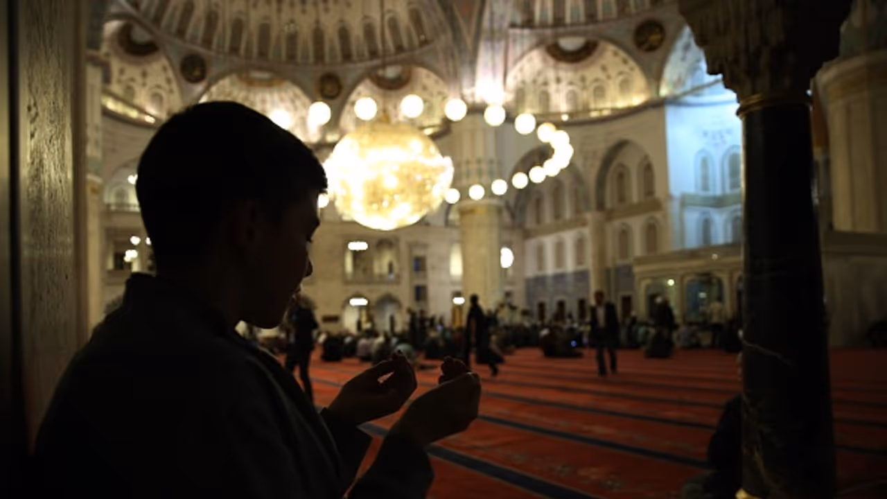 Shab e Barat 2022 : गुनाहों की क्षमा की रात, भविष्य के सुनहरे दिनों के लिए मन्नतों की रात