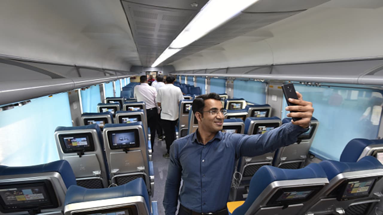 ನಿಮ್ಮ ಕಾರು, ಶಿಕ್ಷಣ, ಐಷಾರಾಮಿ ಜೀವನ ಆರ್ಥಿಕ ದುಸ್ಥಿತಿಗೆ ಕಾರಣವಂತೆ! ನಿಮ್ಮ ಕಾರು, ಶಿಕ್ಷಣ, ಐಷಾರಾಮಿ ಜೀವನ ಆರ್ಥಿಕ ದುಸ್ಥಿತಿಗೆ ಕಾರಣವಂತೆ!