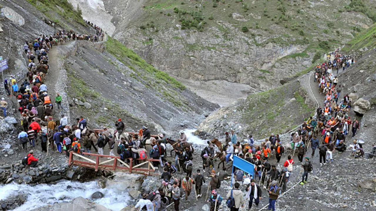 পূণ্যার্থীর ভিড়ে অবরুদ্ধ জম্মু ও কাশ্মীরের জাতীয় সড়ক, বন্ধ রইল অমরনাথ যাত্রা