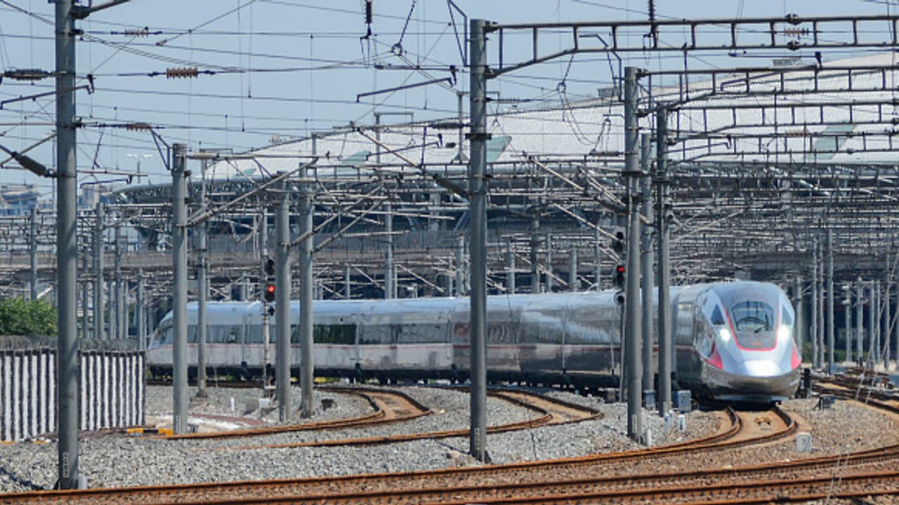 വിമാനത്തേക്കാള് കുറഞ്ഞ യാത്രാ സമയം! സുപ്രധാന നഗരങ്ങളിലേക്ക് അതിവേഗ റെയില്വേ ഇടനാഴി പദ്ധതിയുമായി കേന്ദ്രം വിമാനത്തേക്കാള് കുറഞ്ഞ യാത്രാ സമയം! സുപ്രധാന നഗരങ്ങളിലേക്ക് അതിവേഗ റെയില്വേ ഇടനാഴി പദ്ധതിയുമായി കേന്ദ്രം