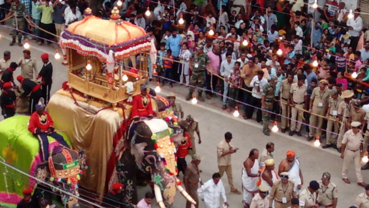 ಮೈಸೂರಿಗೆ ಹೋಗಕ್ಕಾಗಿಲ್ವಾ? ಇಲ್ಲೇ ದಸರಾ ಸಂಭ್ರಮ ನೋಡಿ ಕಣ್ತುಂಬಿಕೊಳ್ಳಿ!