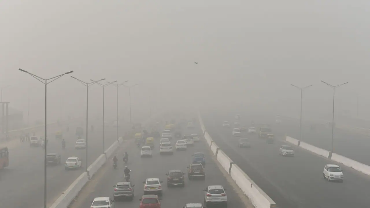 सुप्रीम कोर्ट के आदेश का हुआ उल्लंघन, पटाखे फोड़ने के कारण दिल्ली में सांस लेना हुआ मुश्किल
