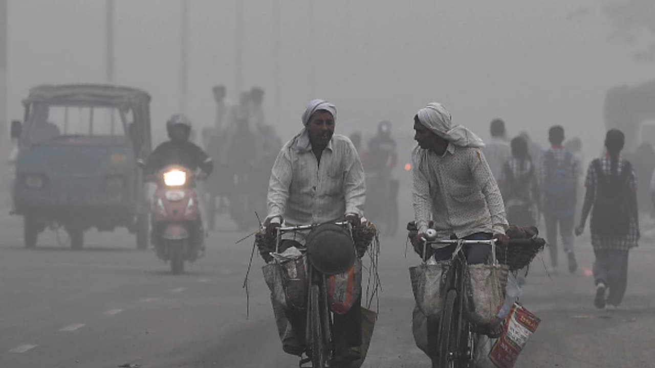 Air pollution: Delhi goes breathless as quality dips, situation ‘very poor’ in NCR areas Air pollution: Delhi goes breathless as quality dips, situation ‘very poor’ in NCR areas