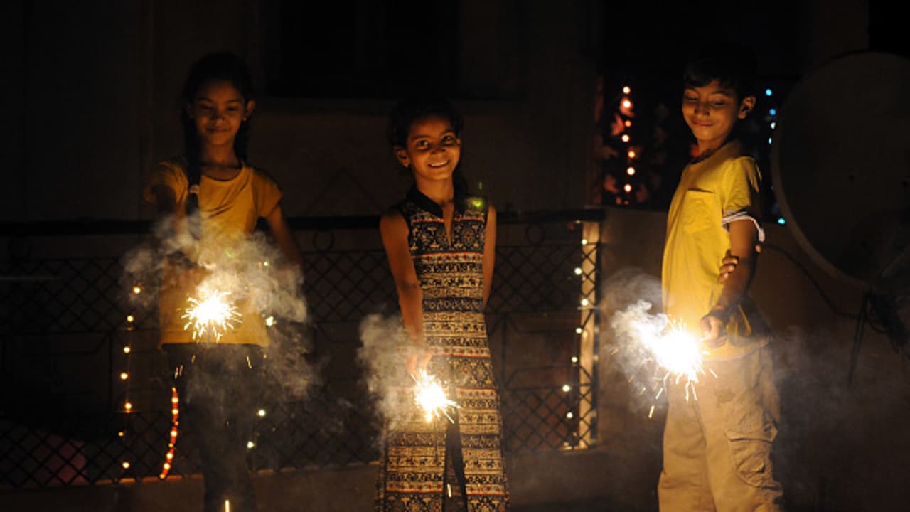 ప్రతి ఇంటా ఆనంద కాంతులు విరాజిల్లాలి : తెలుగు ప్రజలకు కేసీఆర్, జగన్ దీపావళి శుభాకాంక్షలు