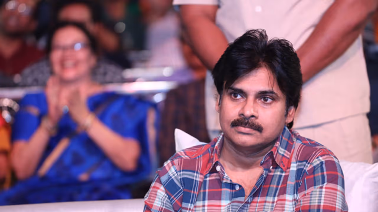 పవన్ ను చూసి స్ఫూర్తి పొందే సినిమాలు ఏం చేశాడబ్బా? పవన్ ను చూసి స్ఫూర్తి పొందే సినిమాలు ఏం చేశాడబ్బా?