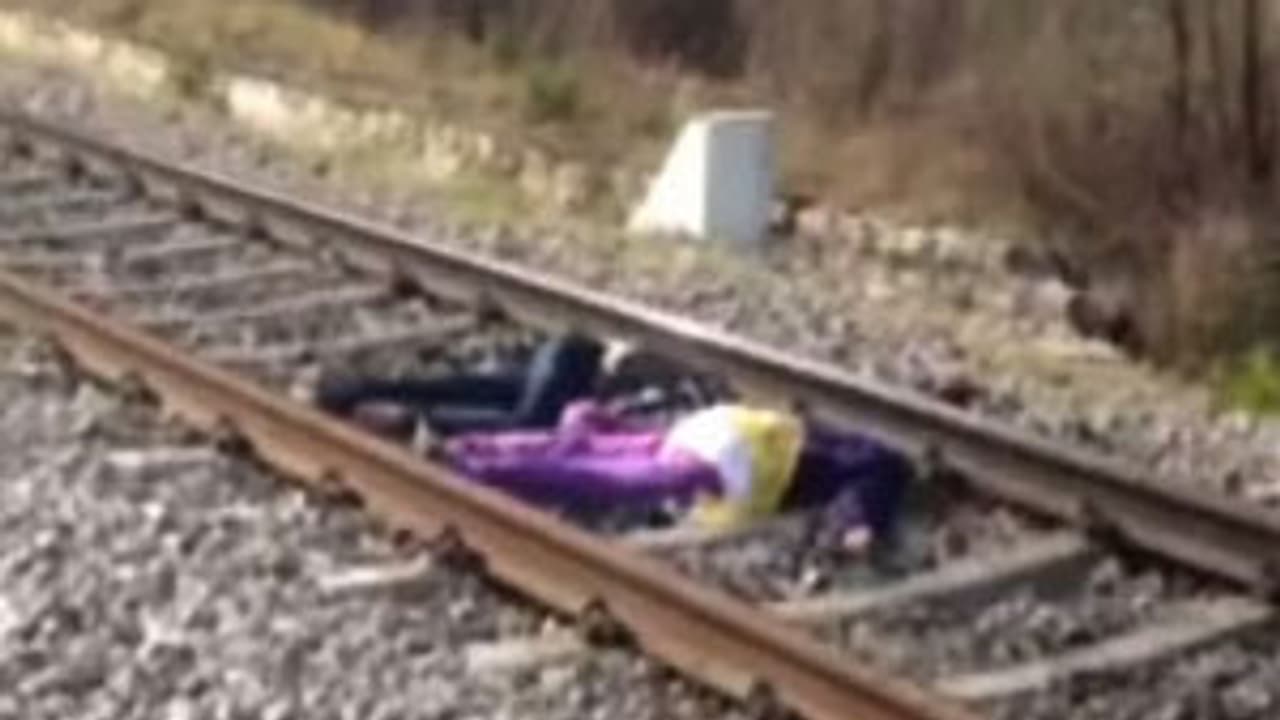 రైలుకిందపడి కుటుంబం మొత్తం ఆత్మహత్య రైలుకిందపడి కుటుంబం మొత్తం ఆత్మహత్య