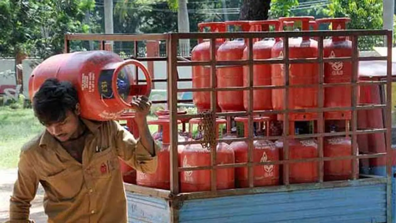 LPG GAS : বাজেটের দিন একধাক্কায় দাম কমল রান্নার গ্যাসের, স্বস্তি ফিরল মধ্যবিত্তের হেঁশেলে LPG GAS : বাজেটের দিন একধাক্কায় দাম কমল রান্নার গ্যাসের, স্বস্তি ফিরল মধ্যবিত্তের হেঁশেলে